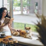 kobieta glaszcze kota